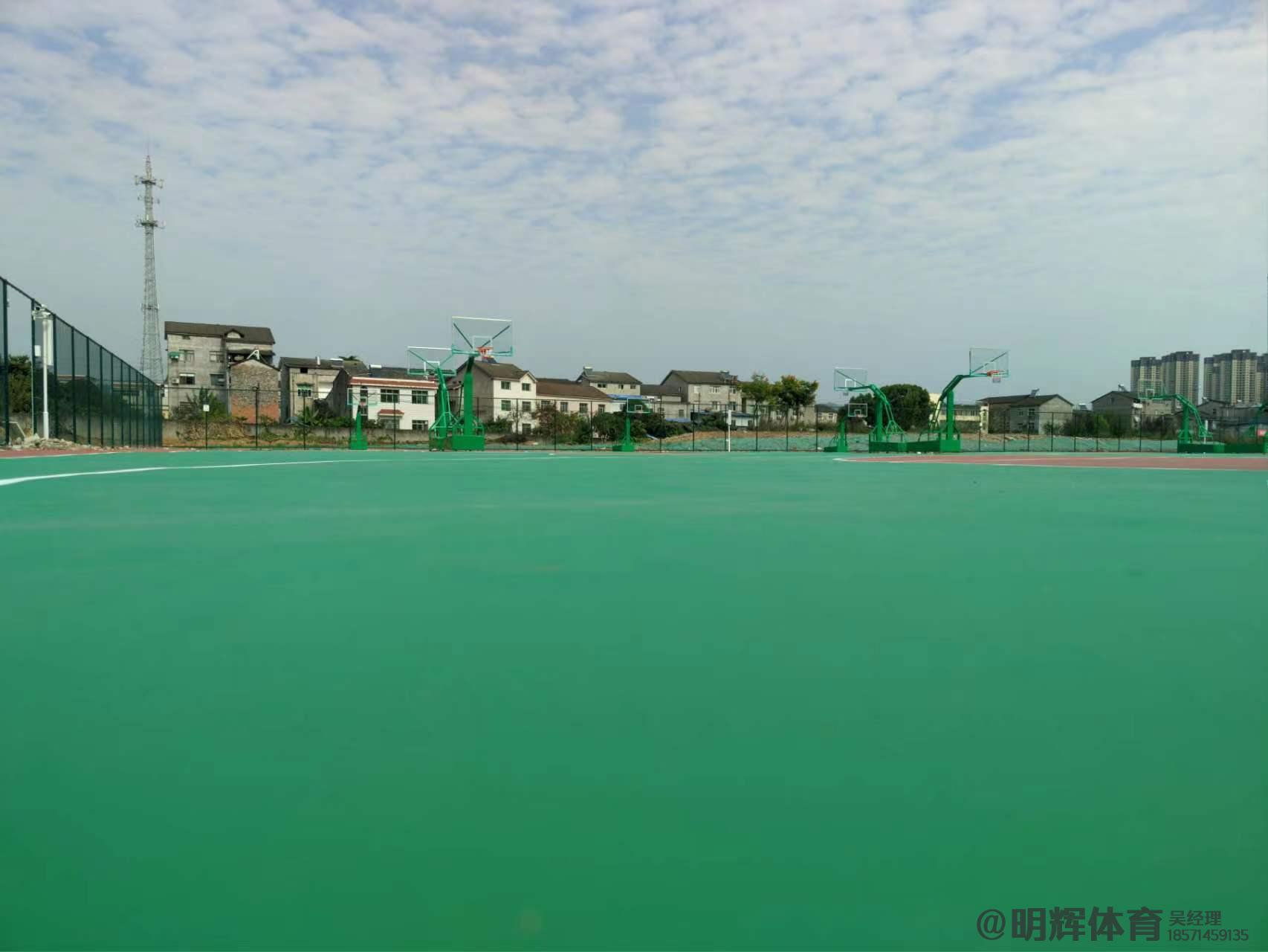 萨嘎硬地丙烯酸球场的优缺点